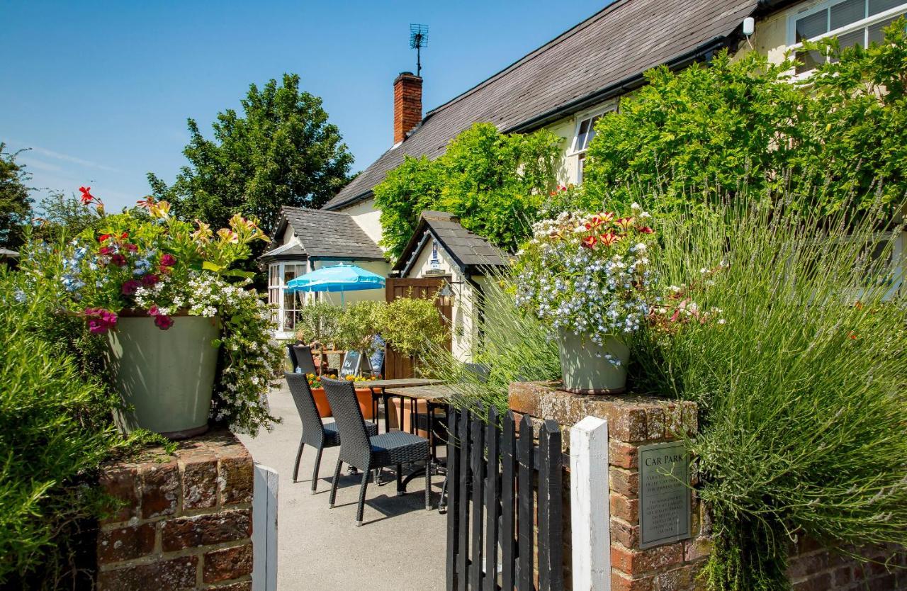 The Cricketers Clavering Extérieur photo